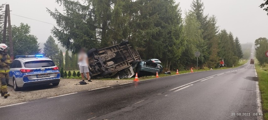 Zderzenie dostawczaka i osobówki na drodze wojewódzkiej Gorlice-Dukla. Jedno z aut zostało niemal całkowicie zniszczone AKTUALIZACJA