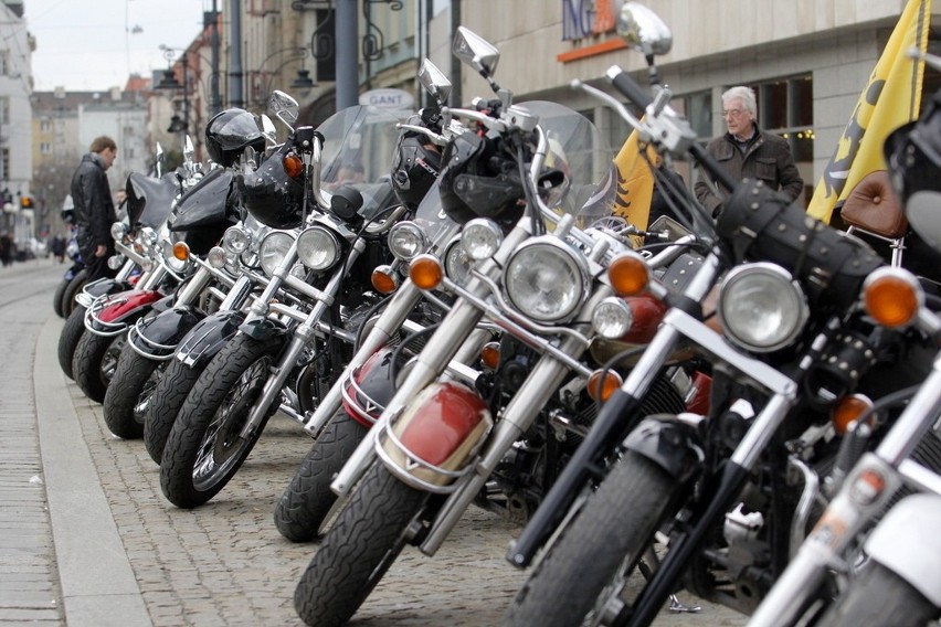 Rozpoczęli sezon motocyklowy! Ponad 200 motocykli przejechało przez Wrocław (ZDJĘCIA)