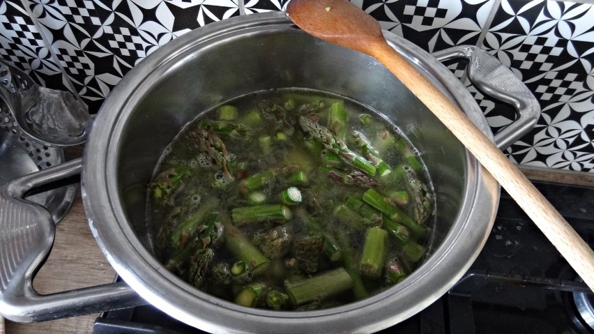 Zupa krem ze szparagów (PRZEPIS). Prosty przepis na wiosenną zupę