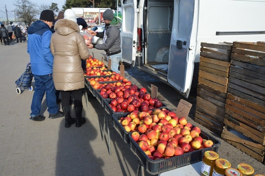 Na placu targowym na straganach pod chmurką jest kolorowo od...