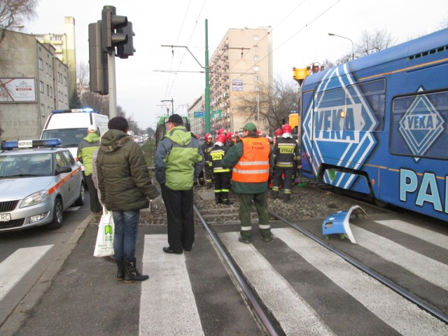 Tuż przed godz 9 starsza kobieta przechodziła na czerwonym ...