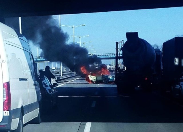 Śmiertelny wypadek na autostradzie A4 pod Wrocławiem. Kobieta spłonęła we fiacie punto.