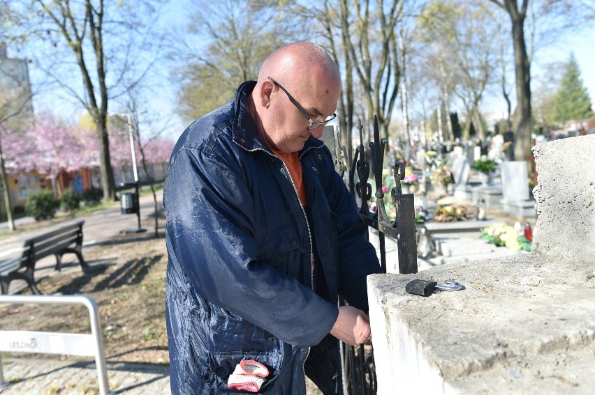 Leszno. Zamknięte wszystkie cmentarze w mieście.W południe znów otwarto....Kolejne zamknięcie jutro [ZDJĘCIA]