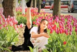 Wiosna w Koninie - taneczna sesja plenerowa w dywanowych tulipanach [ZDJĘCIA]