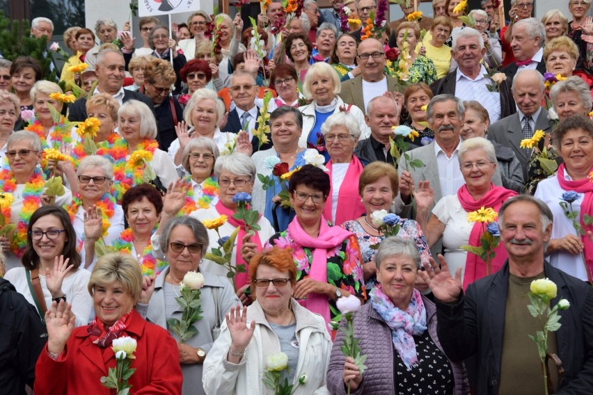 Udany Dzień Seniora w Starachowicach. Mieszkańcy mimo ulewy stawili się licznie na obchody swojego święta. Zobacz zdjęcia