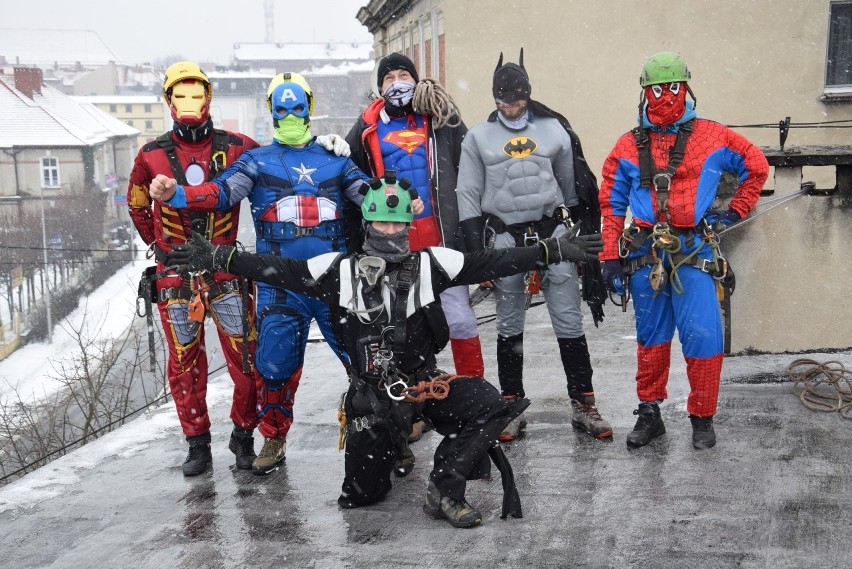 Ekipa superbohaterów przybyła na dach szpitala w...