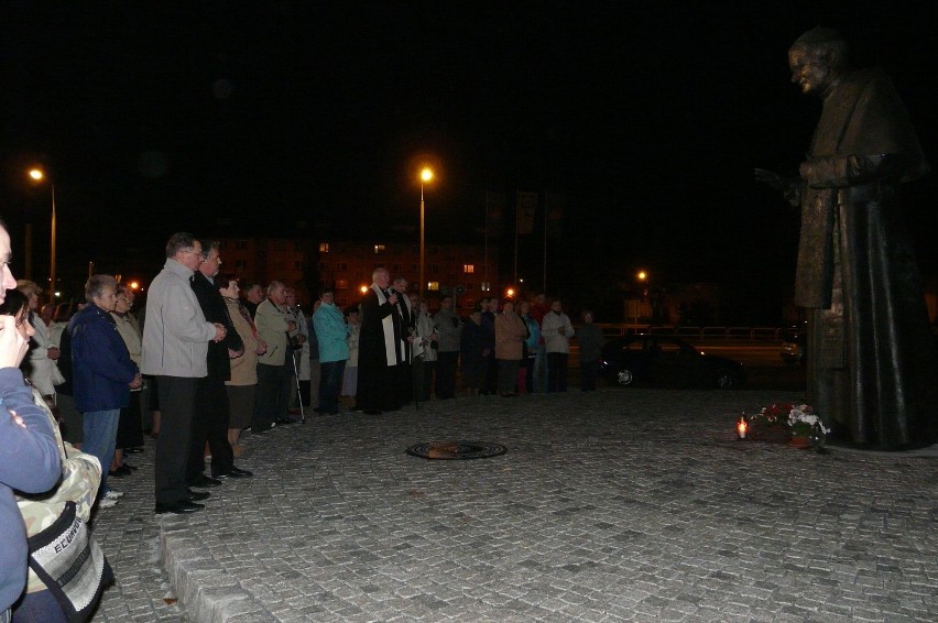 Apel pod pomnikiem papieża Jana Pawła II