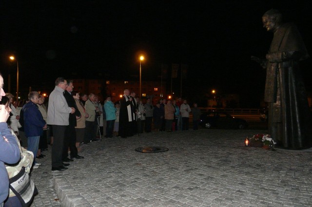 Apel pod pomnikiem papieża Jana Pawła II