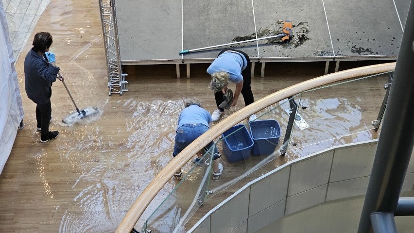 Woda zalała jeden poziom w Galerii Korona w Kielcach. Na miejscu strażacy. Doszło do awarii?