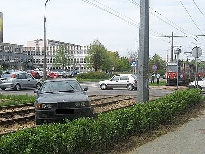 Częstochowa: Pijany w sztok kierowca bmw zablokował tory tramwajowe [ZDJĘCIA]