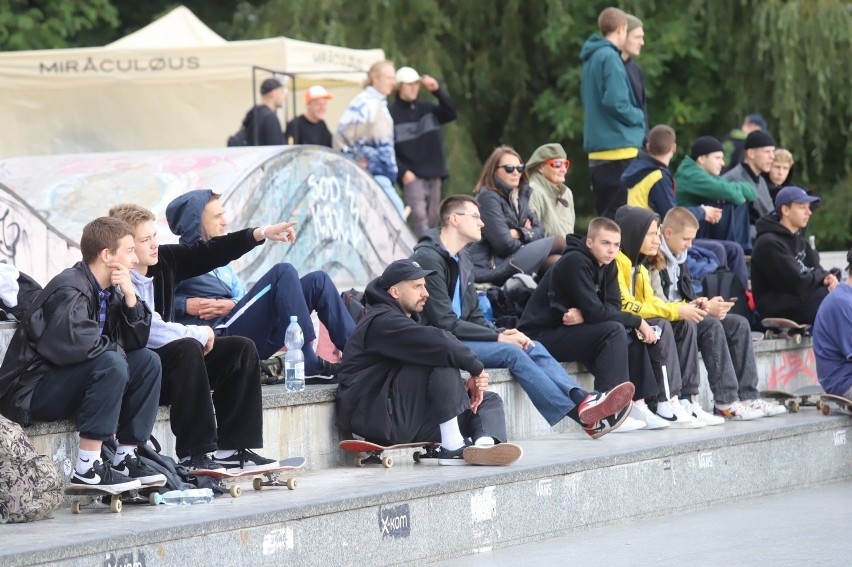 Zawody skatebordingu na Pomniku Trudu Górniczego i grafiitti jam na osiedlu Paderewskiego w Katowicach. Zobacz ZDJĘCIA