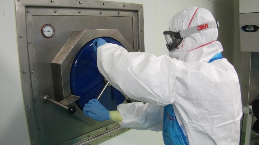 Jak bada się testy na koronawirusa? Specjalne laboratorium na Mokotowie. Dziennie badają do 200 próbek