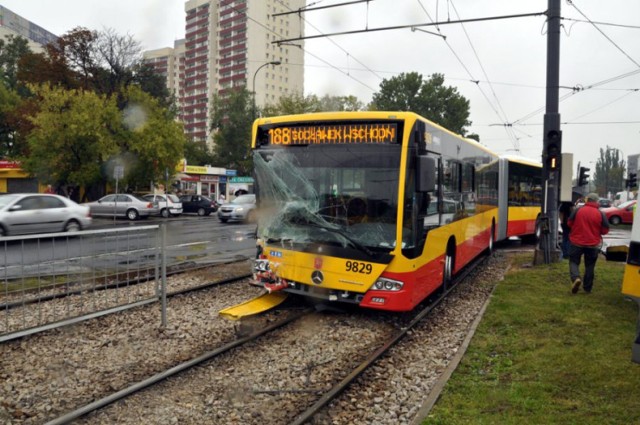 Zderzenie na rondzie Wiatraczna. 16 osób rannych, kilometrowe korki [ZDJĘCIA]