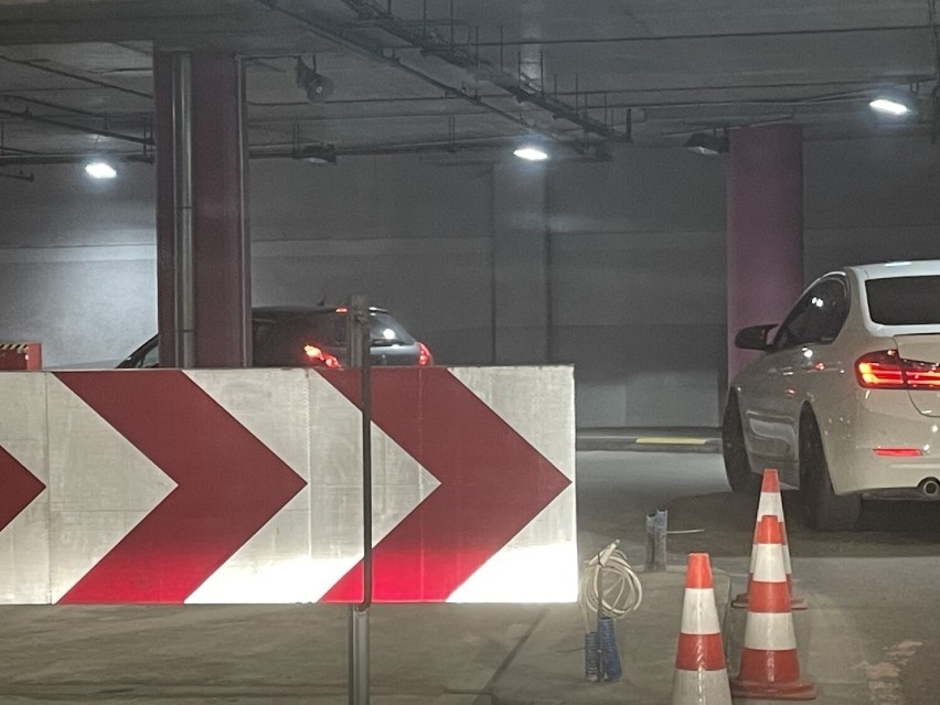 Wielkie zmiany w Galerii Korona w Kielcach. Trwają przygotowania do wprowadzenia płatnego parkingu. Tworzą się korki. Zobacz zdjęcia
