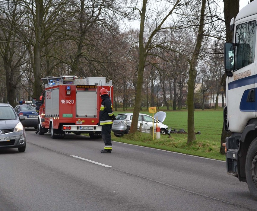 Wypadek na drodze nr 22: W Królewie samochód uderzył w drzewo. Dwie osoby zostały ranne