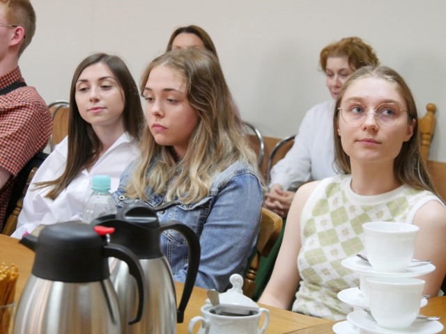 Na spotkanie w Urzędzie Gminy Szczerców zaproszono mieszkańców, którzy kończą w tym roku 18 lat i tych, którzy świętowali 18 urodziny w 2021 roku