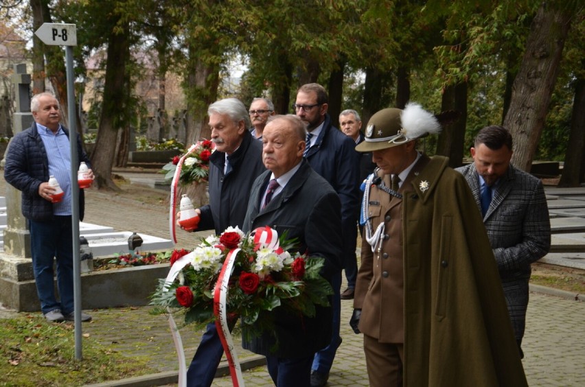 Kwiaty złożono na grobach osób związanych z walkami o...