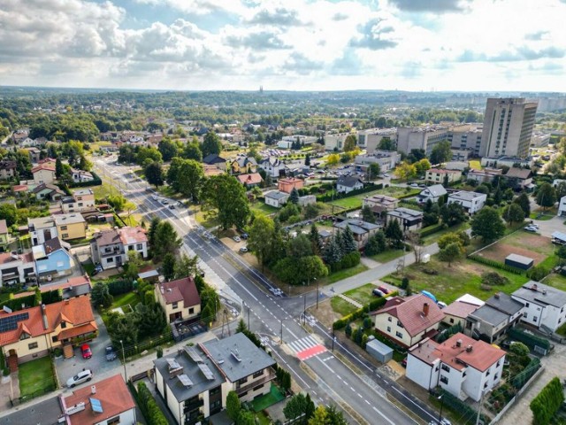 Zakończona właśnie inwestycja obejmowała budowę nowego odcinka i rozbudowę istniejącego fragmentu ul. Storczyków oraz rozbudowę skrzyżowania z ul. Energetyków.  W obrębie skrzyżowania Energetyków-Storczyków powstała sygnalizacja świetlna oraz zabudowane  zostało doświetlenie przejść dla pieszych.