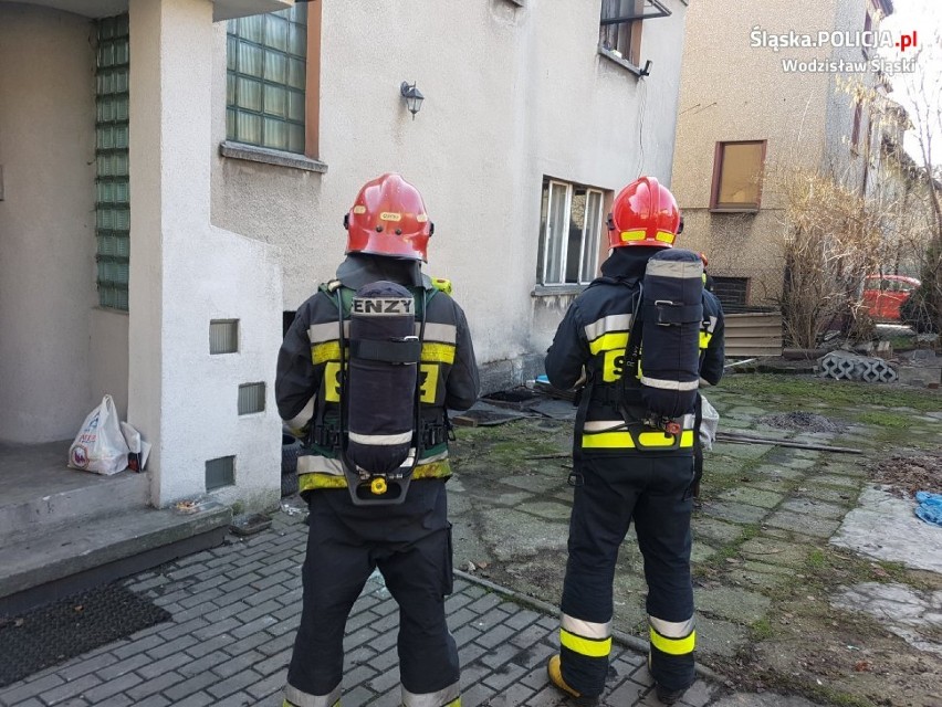 Jedna osoba nie żyje, a dwie trafiły do szpitala po zatruciu...