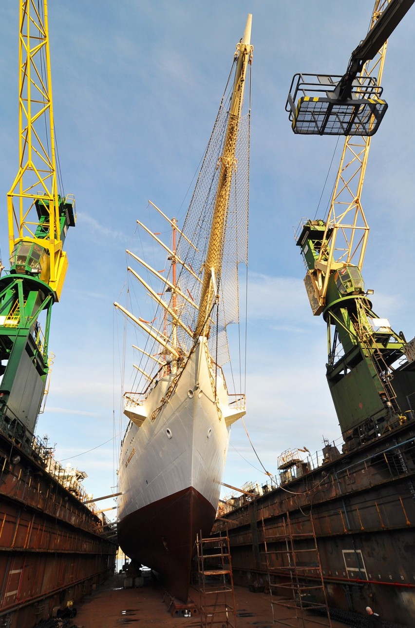 "Dar Młodzieży", piękna fregata Uniwersytetu Morskiego w Gdyni, trafił do doku Stoczni Nauta. Przejdzie w nim przegląd ZDJĘCIA