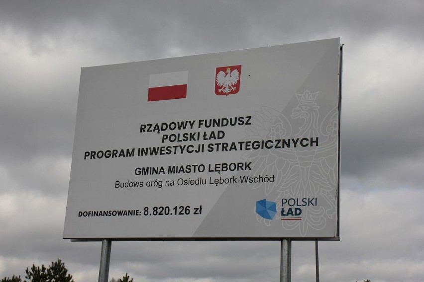 Asfalt na nowych drogach osiedla "Lębork-Wschód". Inwestycja realizowana jest dzięki dofinansowaniu z Rządowego Funduszu Polski Ład