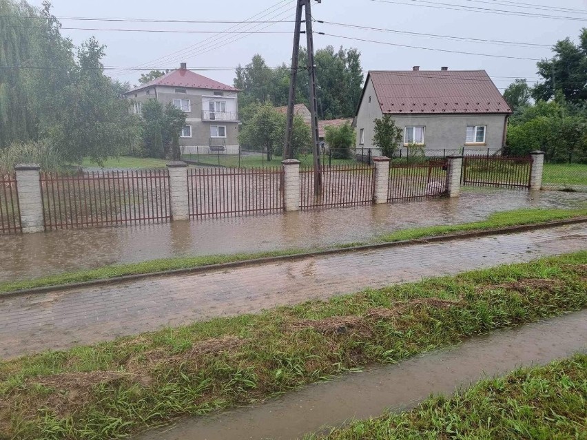 W powiecie brzeskim strażacy interweniują przy lokalnych podtopieniach, trwa usuwanie skutków ulew w gminach Dębno i Czchów