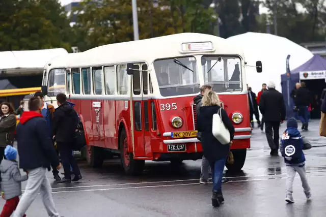 Dni Transportu Publicznego. W sobotę 23 września mogliśmy oglądać zabytkowe autobusy. 

Zobaczcie też: Tajemnice Metra Warszawskiego. Laserowe skanery, system kamer i automatyczne sterowanie pociągami