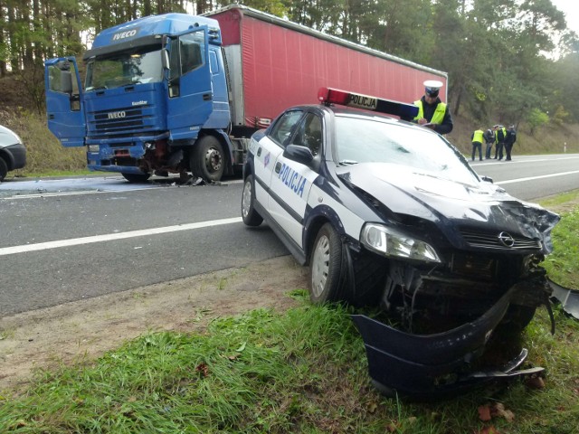 Wypadek w Brzozie. Ciężarówka jadąca od strony Włocławka w kierunku Torunia uderzyła w zaparkowany radiowóz