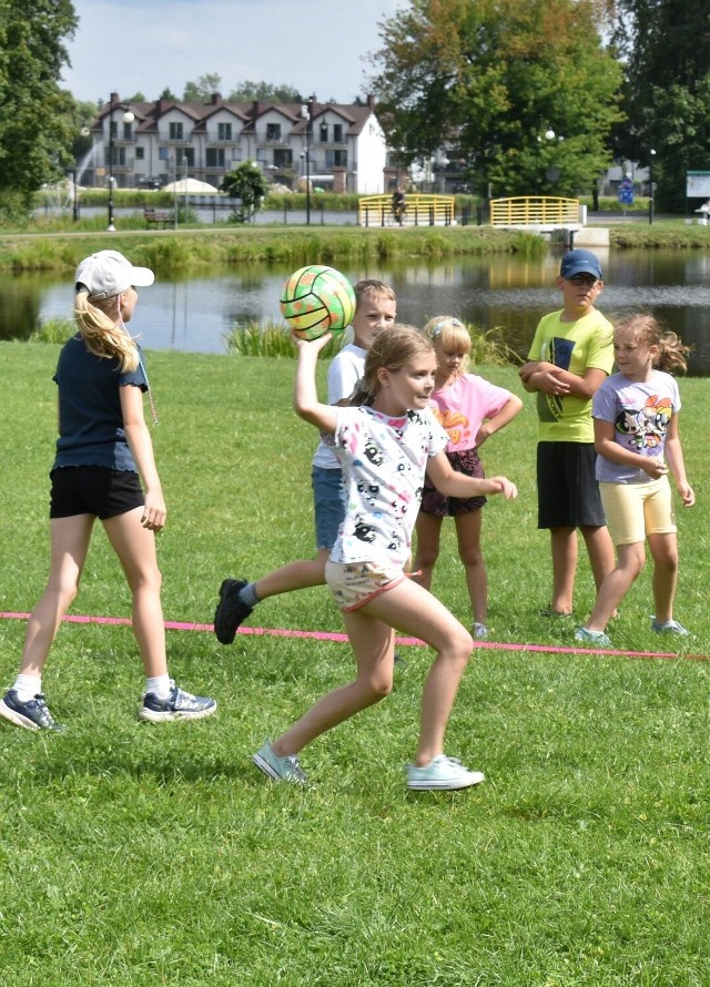 Sportową zabawą na pięknych koneckich Browarach zakończył się drugi turnus Wakacyjnego Klubu Dziecka. 
