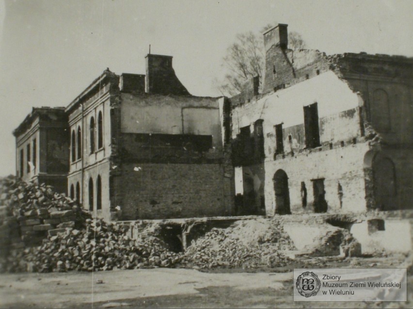 Ruiny głównego gmachu szpitalnego w trakcie rozbiórki