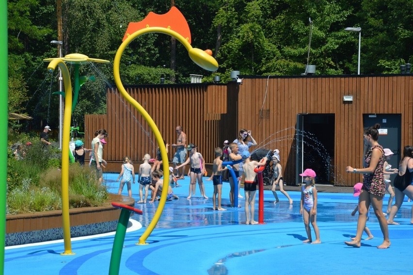 Stalowa Wola. Wodny park zabaw w parku miejskim pełen dzieci w upalne dni. Zobacz zdjęcia 