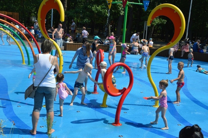 Stalowa Wola. Wodny park zabaw w parku miejskim pełen dzieci w upalne dni. Zobacz zdjęcia 