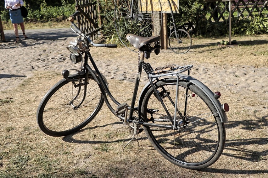 Wystawa „Odjazdowa kolekcja rowerowa Dariusza Górznego” w Zagrodzie Krajeńskiej w Złotowie. Stary bicykl atrakcją wystawy.