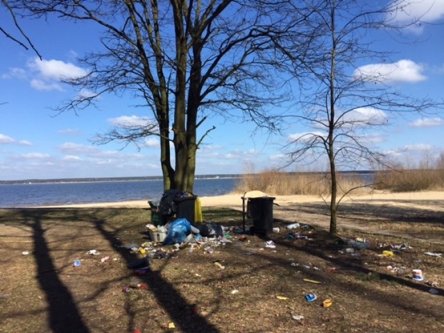 W Turawie można znaleźć plastikowe i szklane butelki, puszki, folie. Śmieci zalegają na plażach i w lasach przy głównych ścieżkach od Szczedrzyka do Jeziora Średniego.