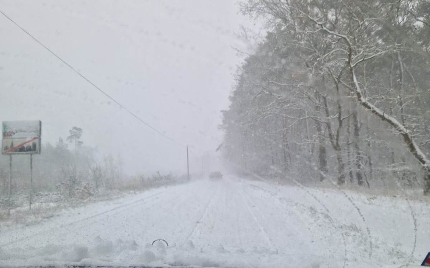 Na wielu drogach w regionie leży śnieg lub błoto pośniegowe