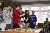 Andrzejkowa zabawa w Domu Pomocy Społecznej w Sandomierzu. Młodzież przygotowała seniorom niezwykłą zabawę - zobacz zdjęcia
