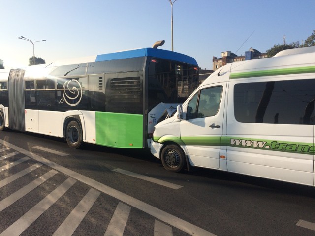 Do wypadku doszło tuż  przed godziną 8 rano. Bus zderzył się z autobusem miejskim linii A. Na miejscu można napotkać utrudnienia w ruchu. 

ZOBACZ TEŻ:

Byłeś świadkiem wypadku? Stoisz w korku? Poinformuj o tym innych! Prześlij nam zdjęcia i wideo na alarm@gs24.pl!
Więcej o wypadku:  Tragiczny drift w Stargardzie. Wśród rannych w wypadku 10-letnie dziecko. Trzy osoby nadal w szpitalu. Sprawca zatrzymany

Zobacz również: Wypadek w Stargardzie: Masakra na Wyszyńskiego. 18-latek wjechał BMW w widzów nielegalnego driftu. Pięć osób rannych [zdjęcia, wideo]

