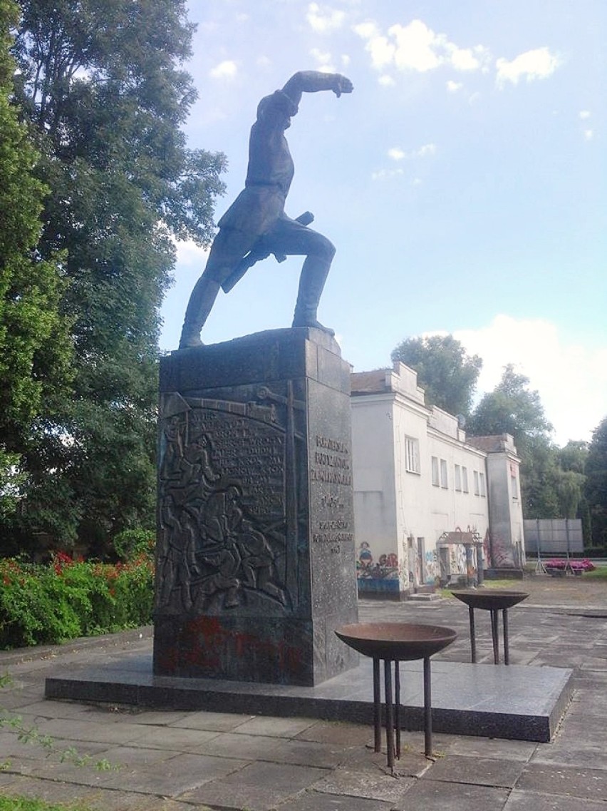 W Kraśniku zniszczono pomnik Partyzanta. Policja szuka sprawców
