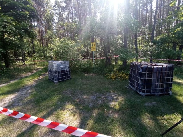 Gdy tylko pracownicy Nadleśnictwa Gniewkowo znaleźli te pojemniki, powiadomili odpowiednie służby i zabezpieczyli teren