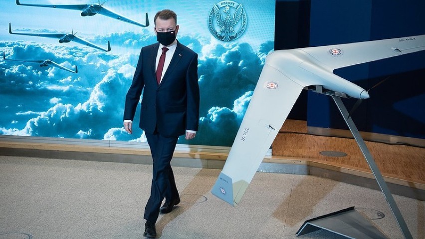 Minister Mariusz Błaszczak prezentuje nowego drona