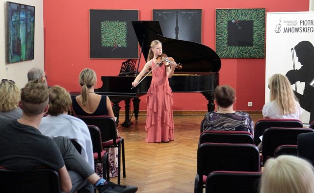 Podczas V festiwalu Na skrzypcach „Guarneri”  należących do Piotra Janowskiego recital wykonała Alma Serafin Kraggerud wybitna skrzypaczka norweska o światowej sławie