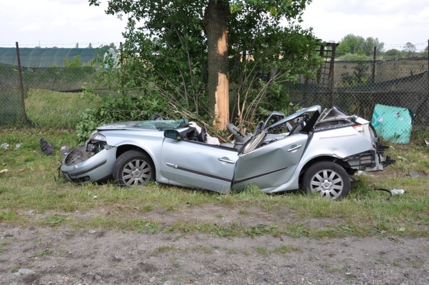 Tragiczny wypadek w Łochocinie. Śmierć pasażera, trzy osoby w szpitalu [ZDJĘCIA]