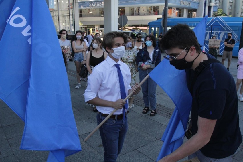 Młodzież protestowała w Katowicach przeciwko wypowiedzeniu...