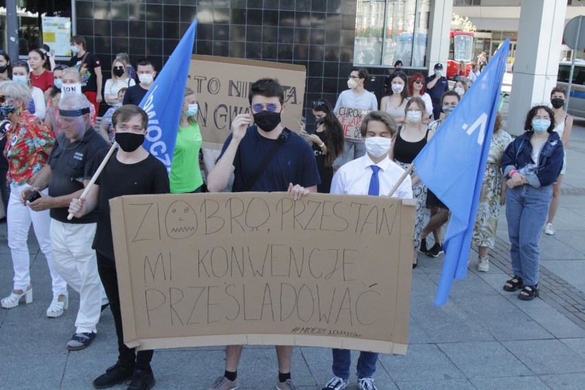 Młodzież protestowała w Katowicach przeciwko wypowiedzeniu...