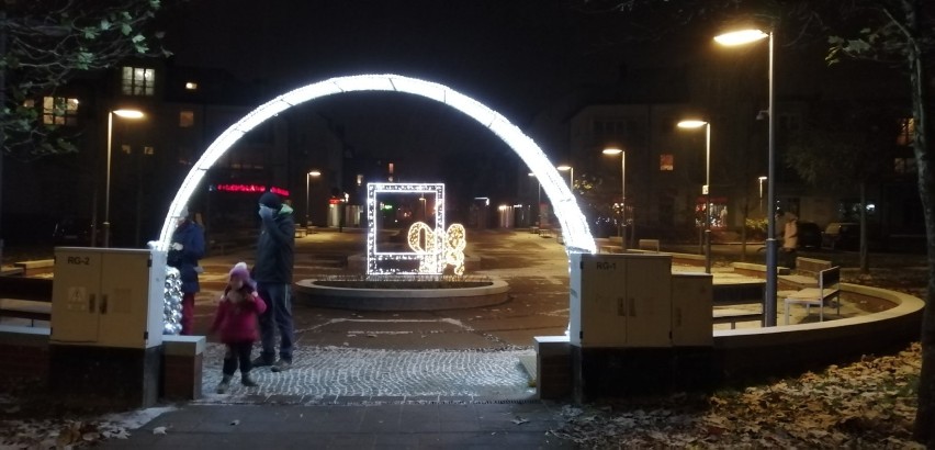 Ulice Pruszcza Gdańskiego rozświetliły świąteczne iluminacje. Sprawdź gdzie się czuć magię świąt |GALERIA ZDJĘĆ