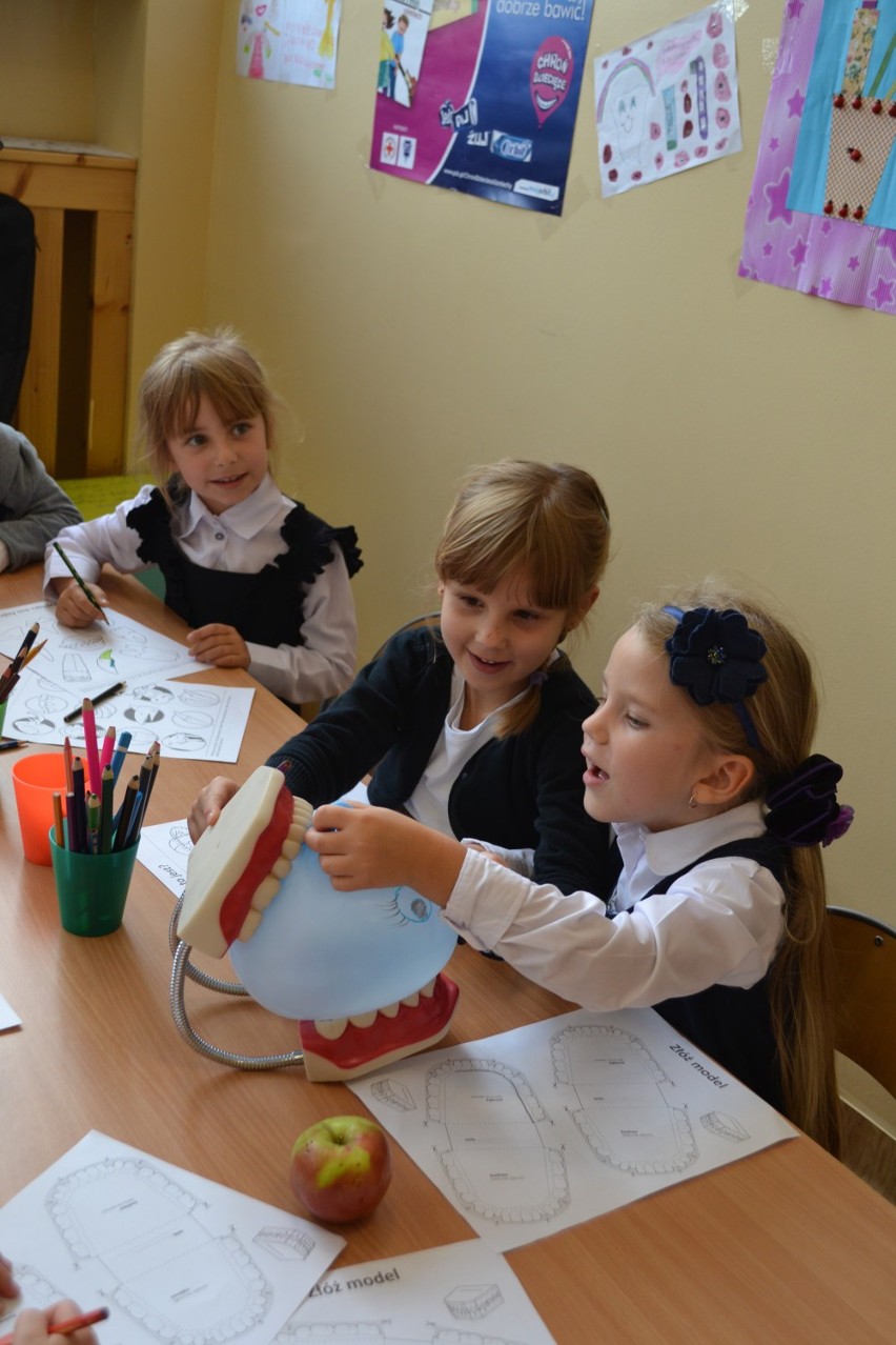 Straszyn: Dzieci wzięły udział w przeglądzie dentystycznym i spotkały się z Haliną Mlynkovą [FOTO]