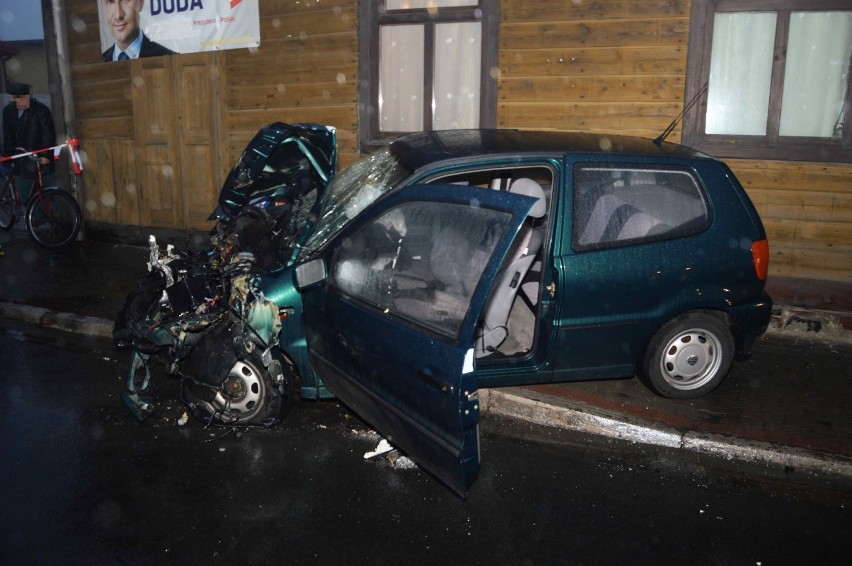 Wypadek w Kowalu. Pijany kierowca wjechał w cysternę z mlekiem [wideo]