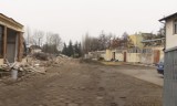 Wyburzają budynki po fabryce mebli w Darłowie