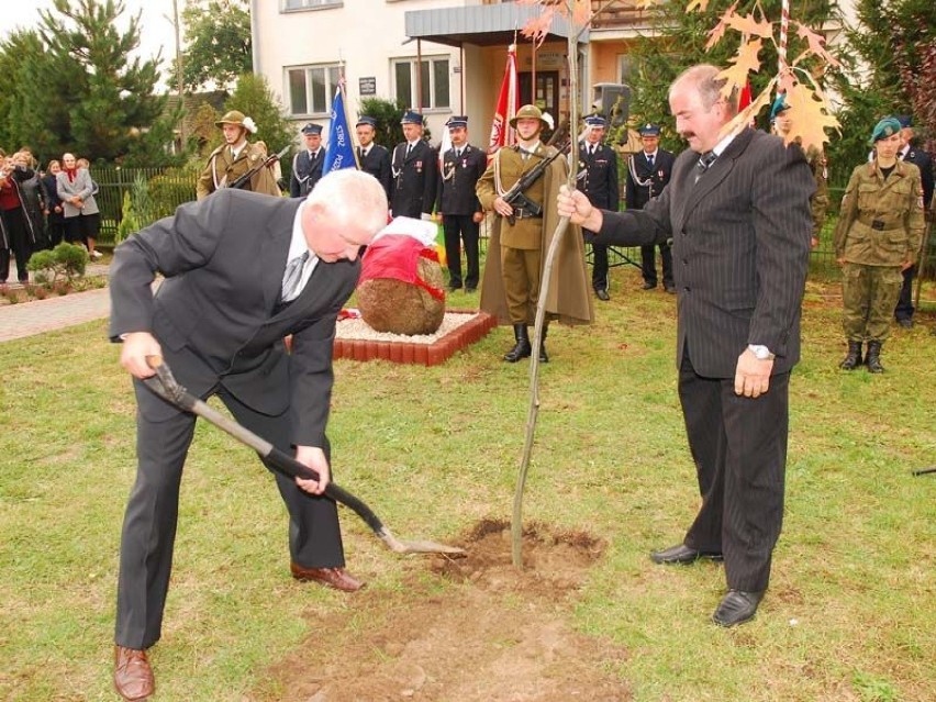 Wnukowie oficera wkopują dąb.