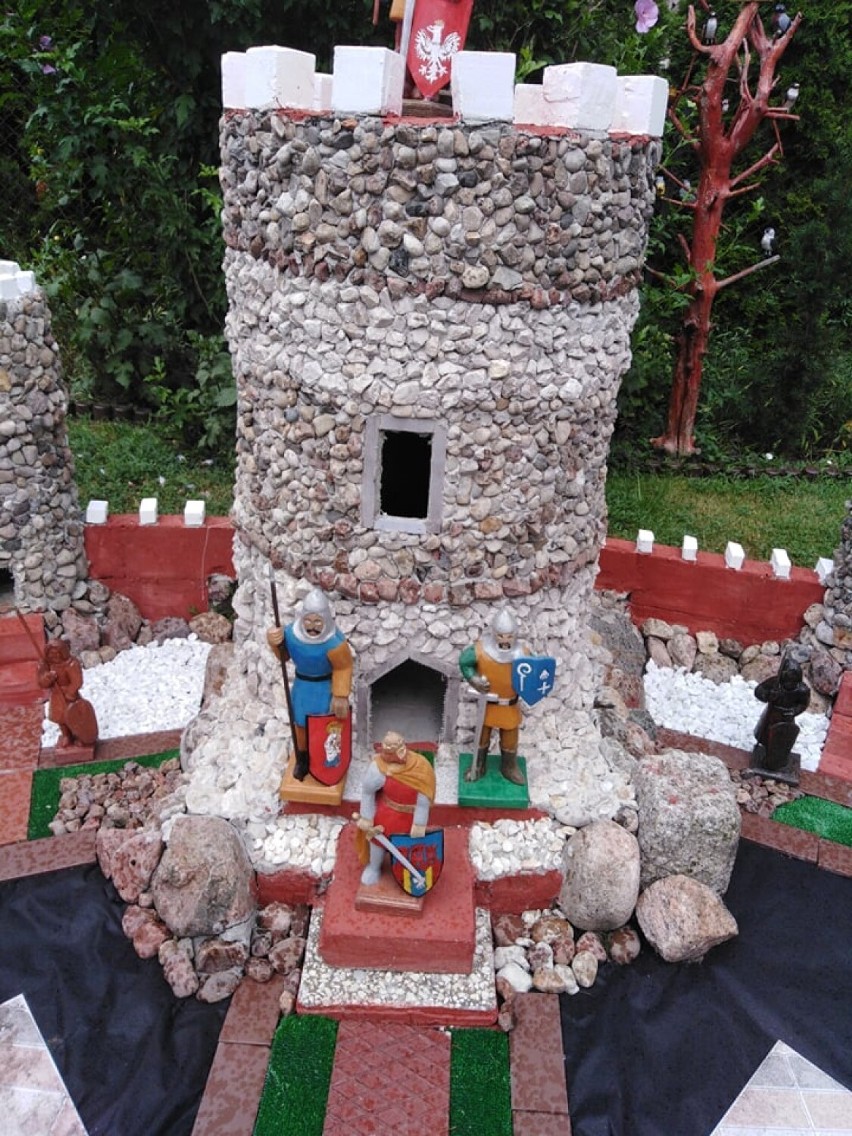 Malbork. Rzeźbiarz Krzysztof Lipiec zbudował nowy zamek. Miniaturowa budowla wzbogaciła jego ogrodową kolekcję